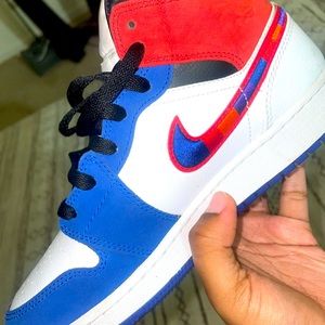 Jordan 1 ‘multicolored swoosh’ worn about 3 times 6y in boys size 8 in women